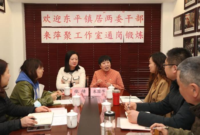 2023年2月21日，在萍聚工作室，朱国萍与来自上海崇明区东平镇的社区干部们交流。（新华社照片）