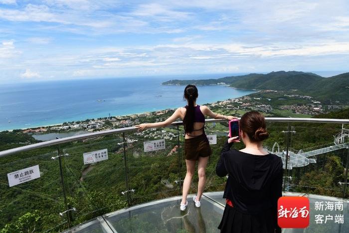7月3日，游客在三亚亚龙湾热带天堂森林旅游区感受不一样的夏日。通讯员 黄庆优 摄