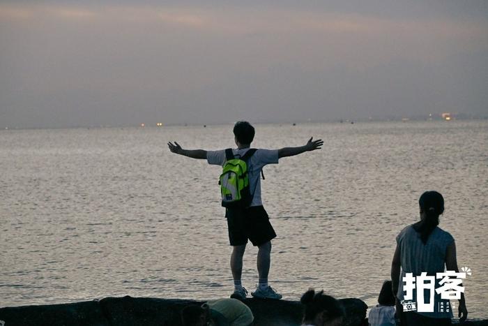 市民在海口白沙门游玩。南海网拍客特约摄影师 王聘钊 摄