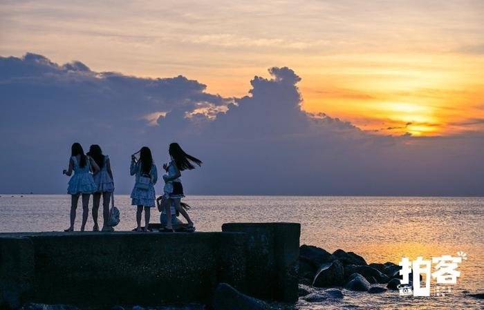 在海口白沙门，市民邂逅夕阳。南海网拍客特约摄影师 王聘钊 摄